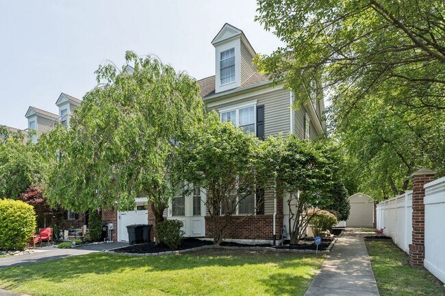 Building Photo - Townhouse with Private Yard in Packer Park