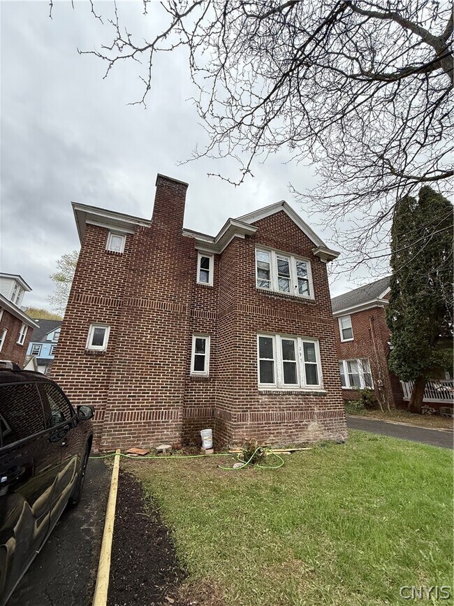 Foto del edificio - 205 Fellows Ave