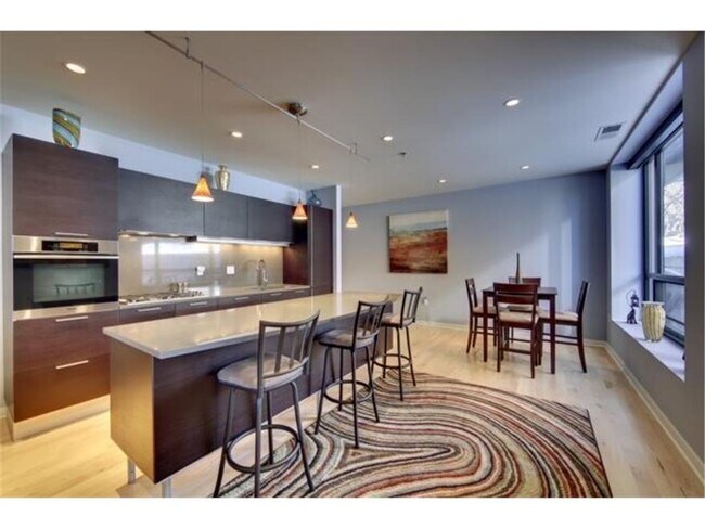 Foto del edificio - 3104 W Lake St