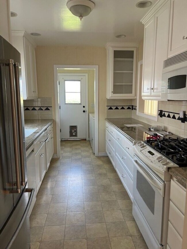 Building Photo - Charming 3 bedroom/ 2 bath single-family home