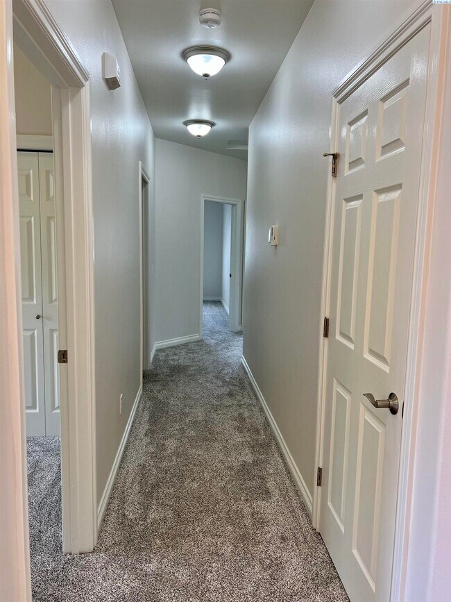 Building Photo - Beautiful Canyon Lakes Rambler