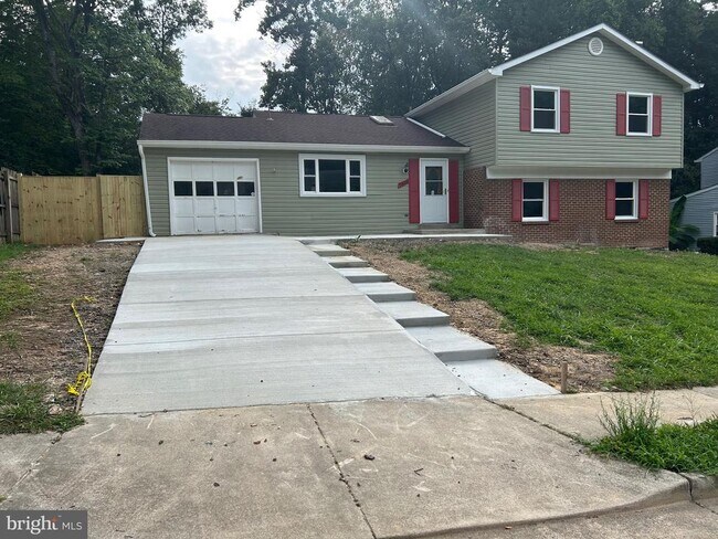 Building Photo - 7810 Newington Woods Dr
