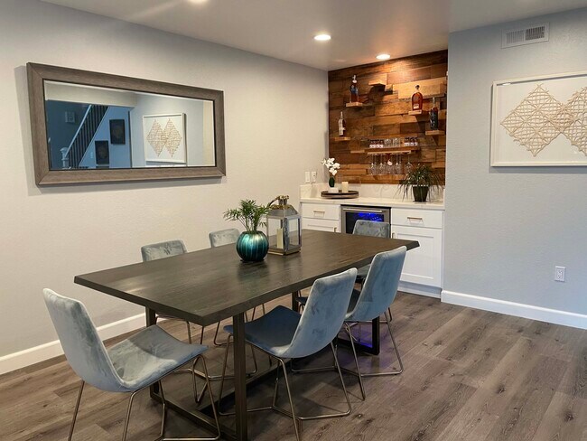 Comedor y bar de vinos - 385 Sunrise Cir