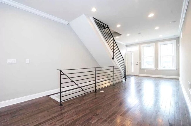Building Photo - Gorgeous 3-Bedroom Townhome with Finished Basement and Rooftop Deck! Available mid-June!
