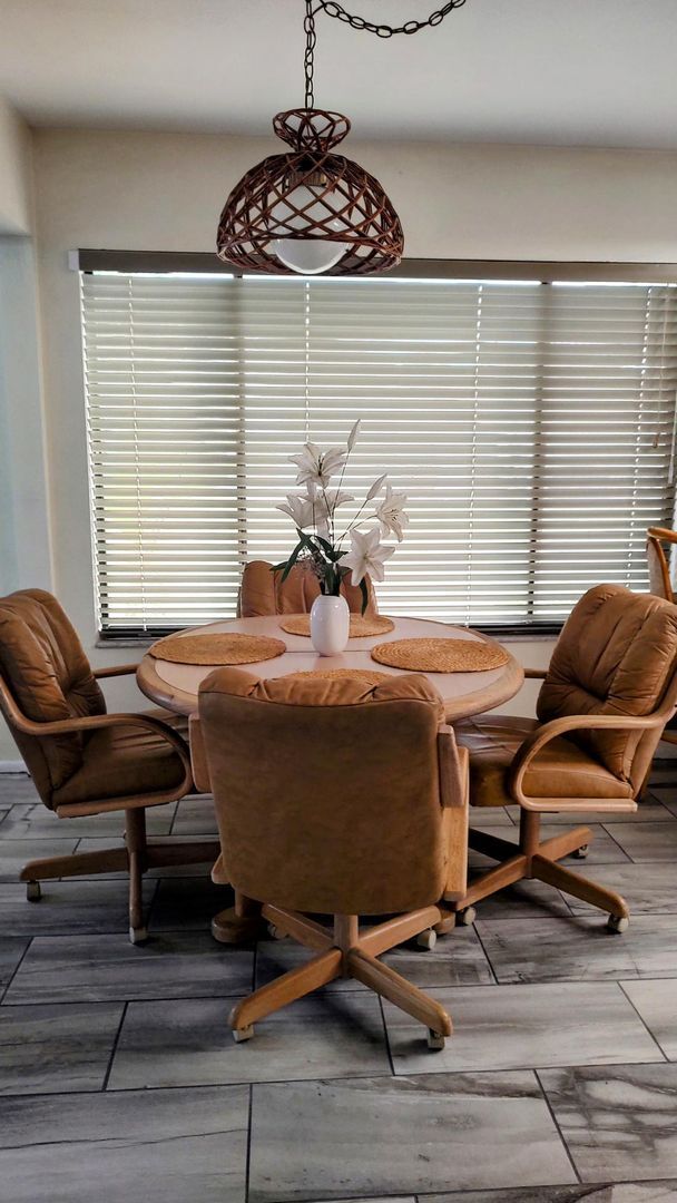 Foto del edificio - Sandpiper Bay area home situated on 1/2 ac...