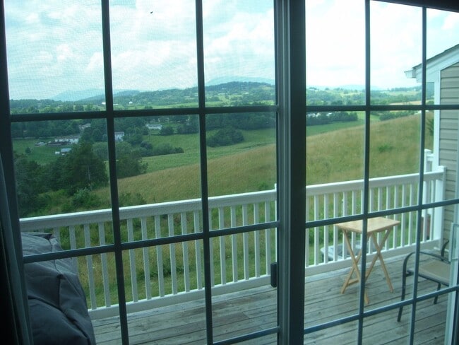 Building Photo - 3BR, 2 ba townhouse in the Pinnacles with views