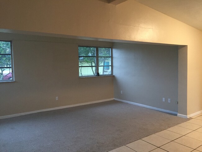 Building Photo - 2 Bed 1 Bath Home Pet Friendly Section 8 &...