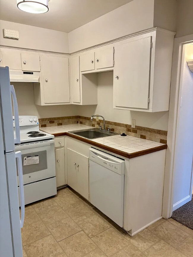 Building Photo - Hilton Arms