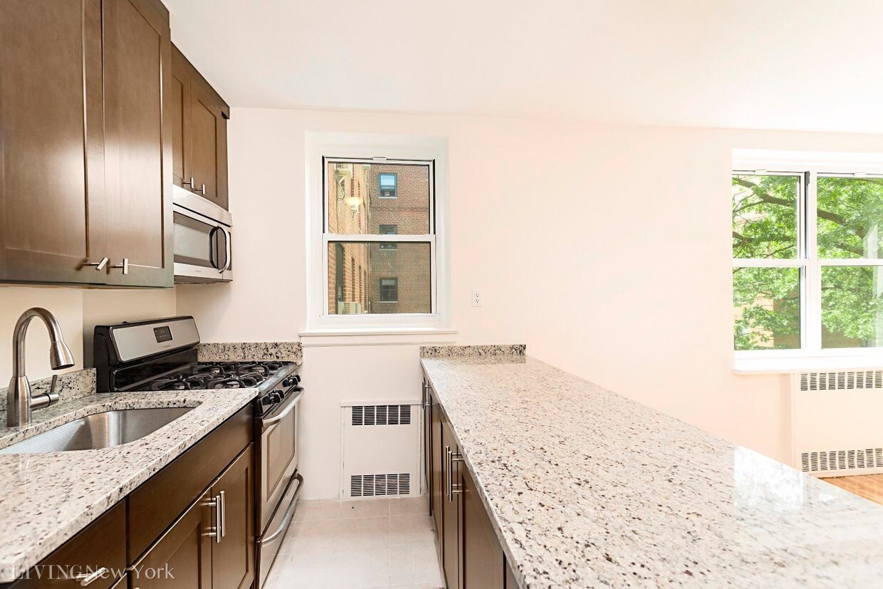 Primary Photo - 5555 Netherland Ave