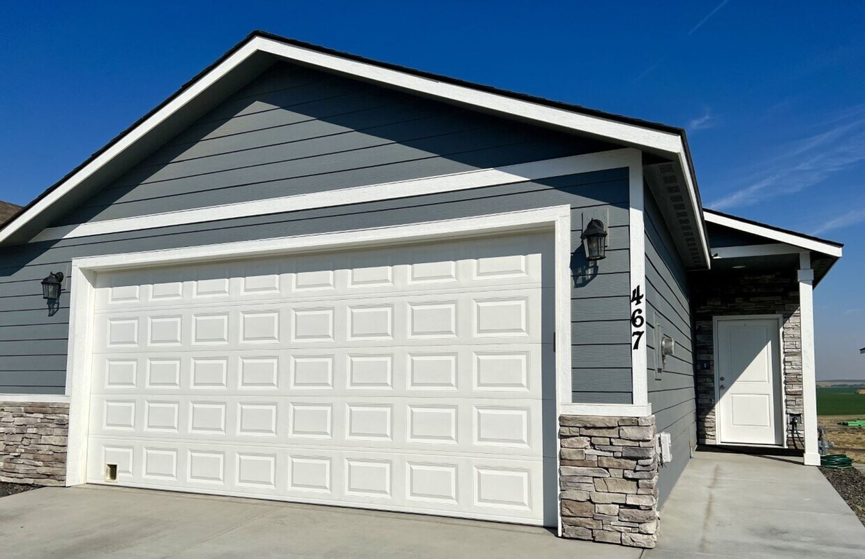 Newer West Richland Town house with Daylig... House Rental in West