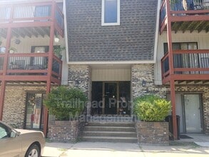 Building Photo - 324 W College St