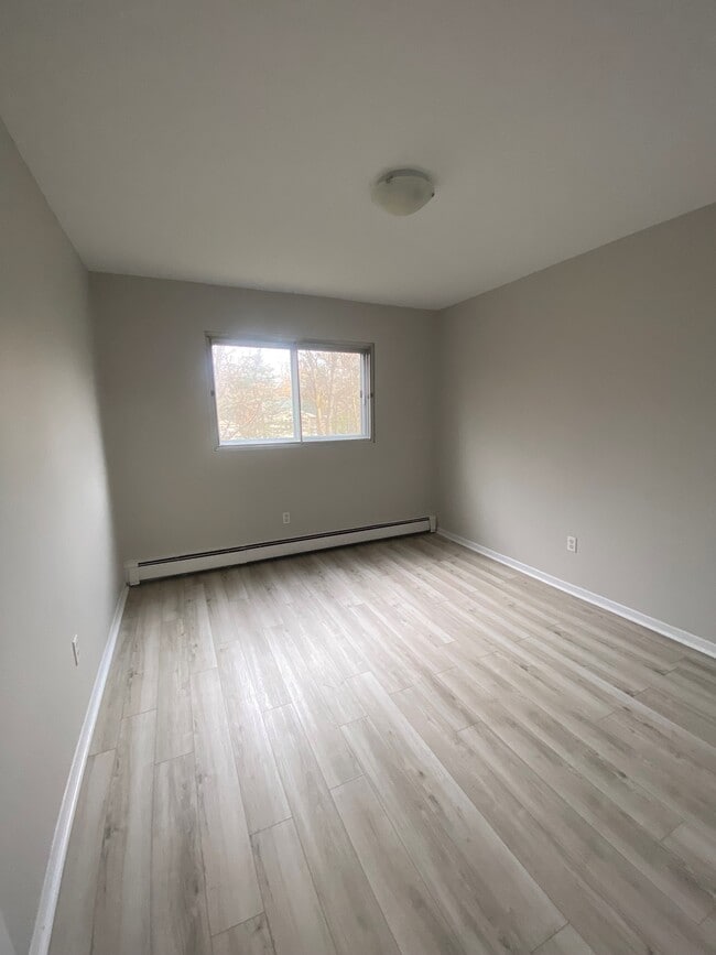 Building Photo - 11 Garshan Rd