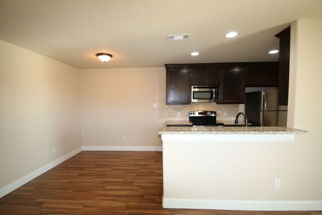 Building Photo - 8038 W Elizabeth Ln