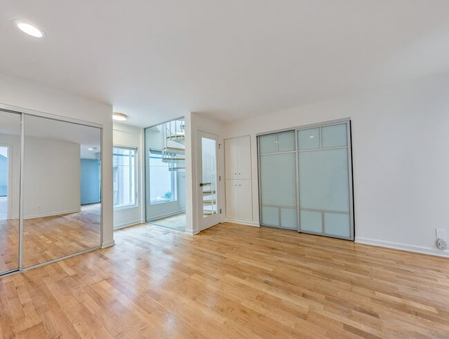 spacious master bedroom - 14 Reef St