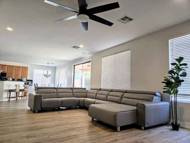 Foto del edificio - 2320 W Forest Pleasant Pl
