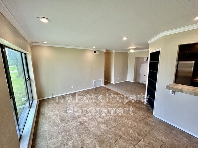 Building Photo - 1827 S Broadway Blvd