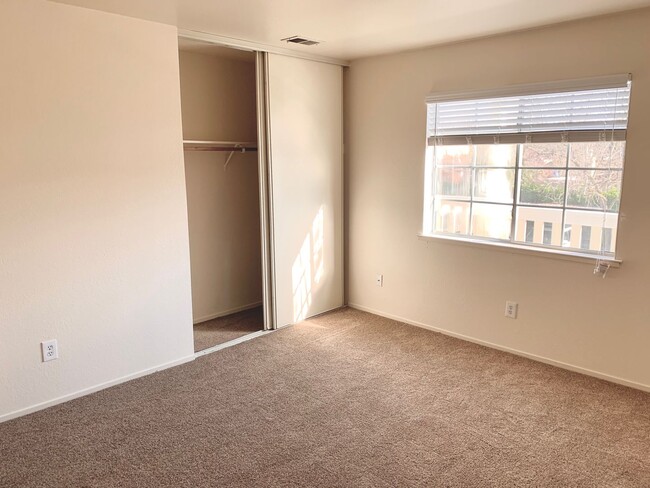 Foto del edificio - Upstairs 2 Bedroom 2 Bath Unit with a Beau...