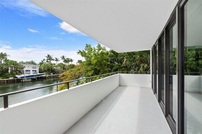 Building Photo - 9660 W Bay Harbor Dr