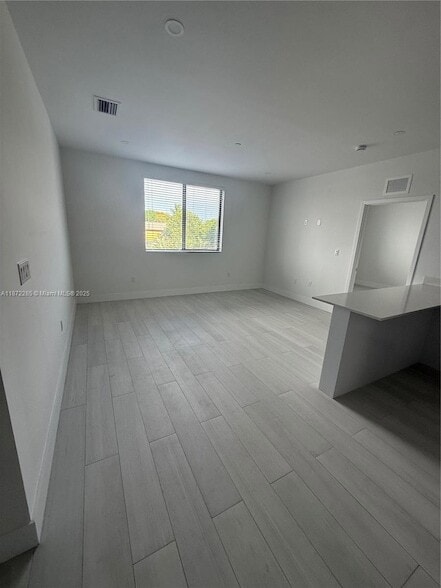 Building Photo - 1091 E 17th St
