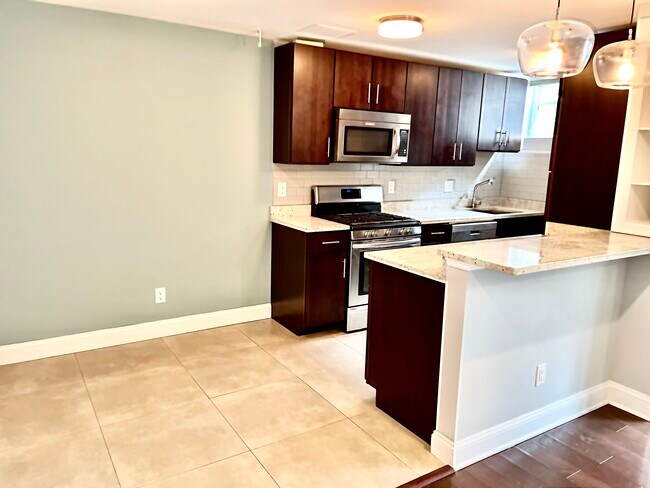 Foto del edificio - 2339 40th Pl NW