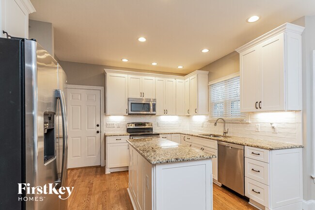 Building Photo - 205 Muirfield Ln