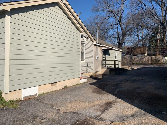 Foto del edificio - Large 4 bedroom home in the U of M Area! A...