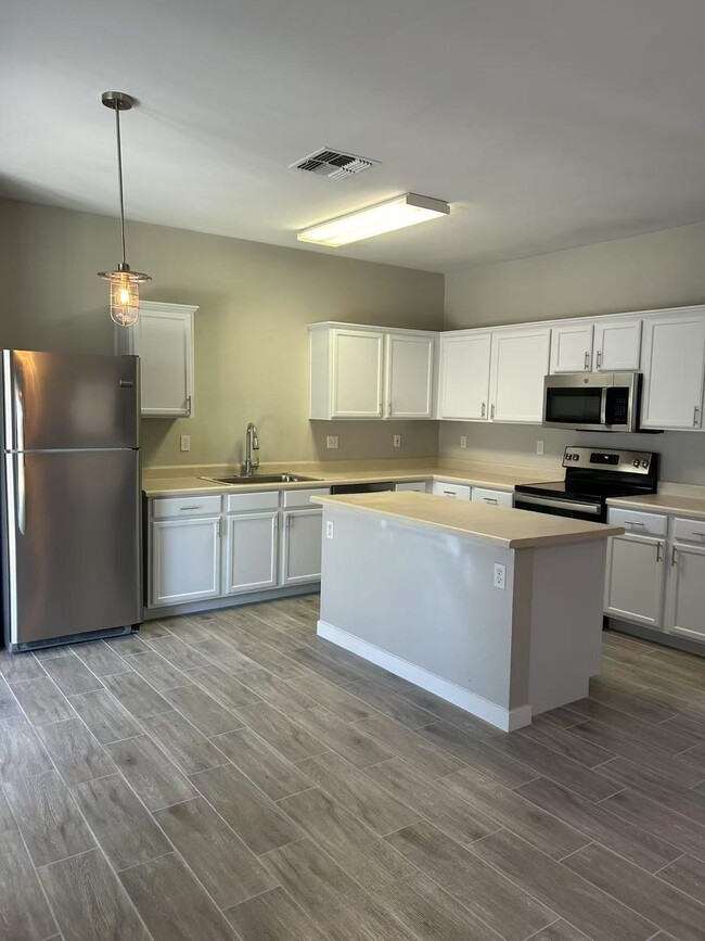 Building Photo - 2731 S Sailors Way