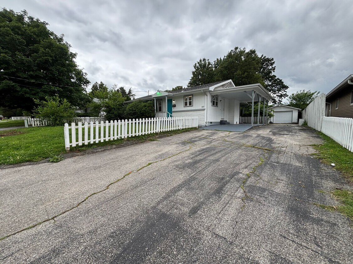 Primary Photo - Rent this 3 Bedroom 1 Bath beautiful House...