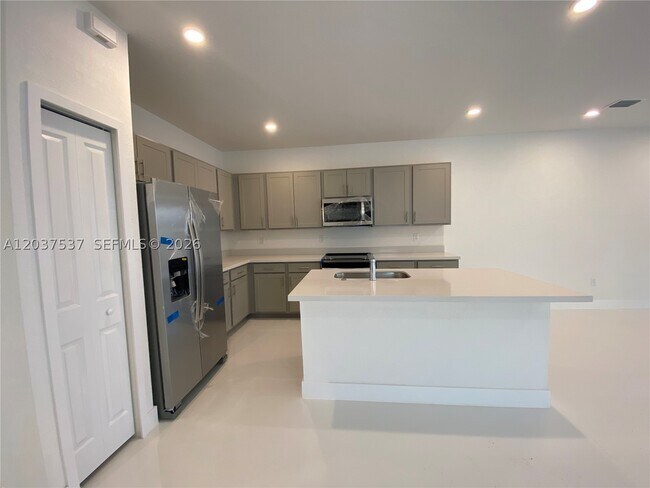 Foto del edificio - 2402 SW 145th Pl