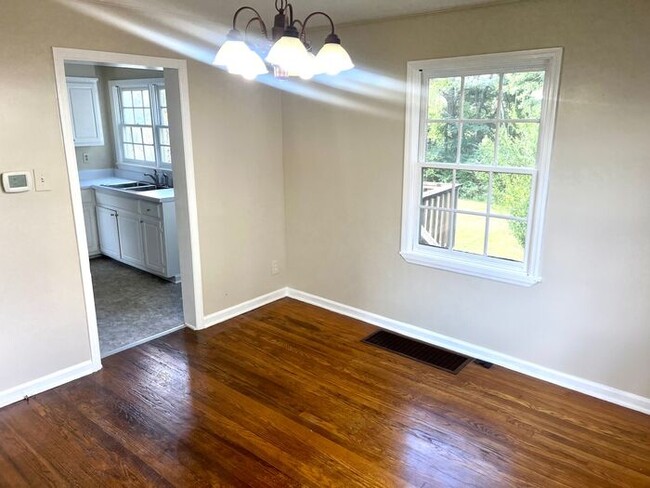 Building Photo - Beautiful 3 Bed 2 Bath w Fire Place/Hardwo...