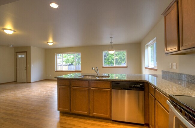 Building Photo - Pre-leasing NOW! 6 Bedroom, 3 Bath Home!