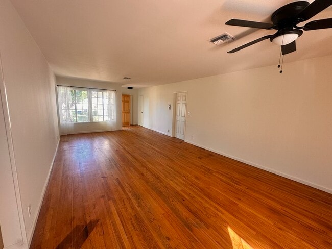 Living room - 7010 Cozycroft Ave