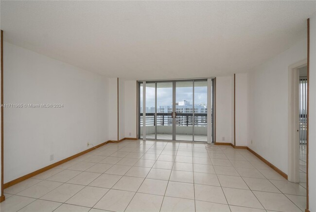 Foto del edificio - 3500 Mystic Pointe Dr