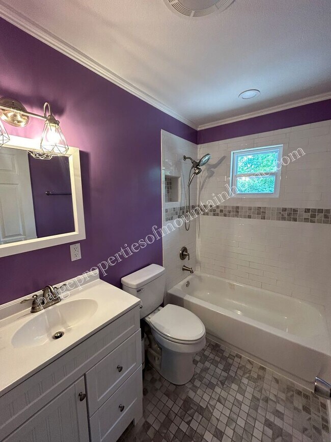 Foto del edificio - Stunning 4-bedroom, 2-bath Home with Attached Garage