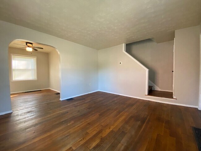 Building Photo - 2 Bed 1 Bath Apartment Available in Spring...
