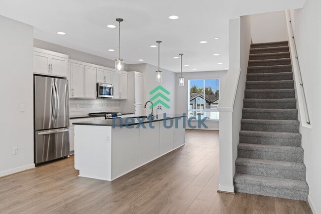 Building Photo - "Spacious 3-Bedroom Townhouse in Bothell with 3.5 Baths and 1596 Sq Ft of Comfort!"