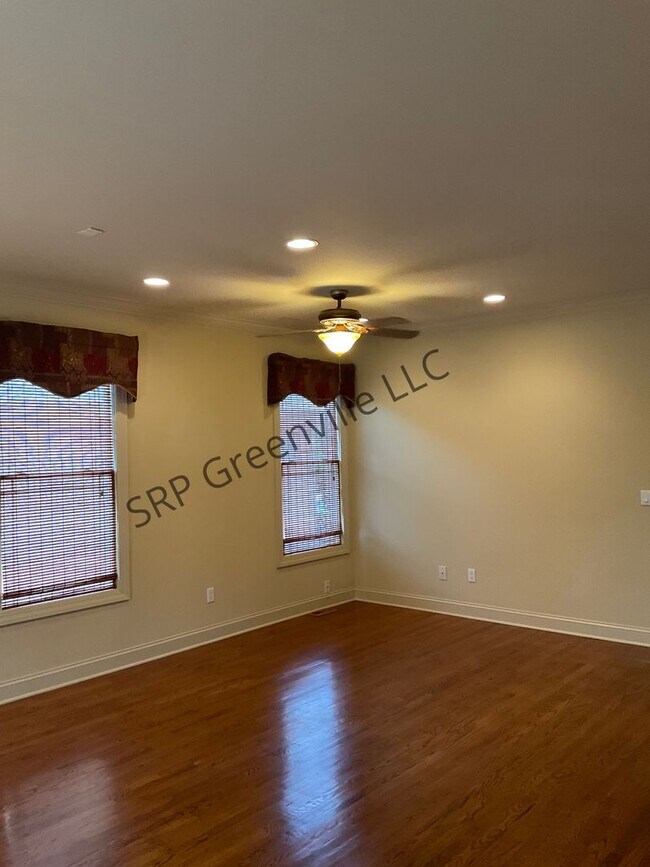Building Photo - Four Bedroom Brick House for Rent!