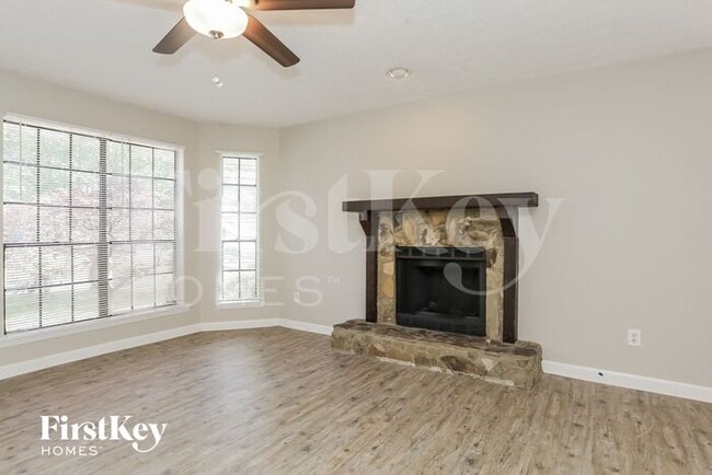 Building Photo - 2425 Stonebridge Ln
