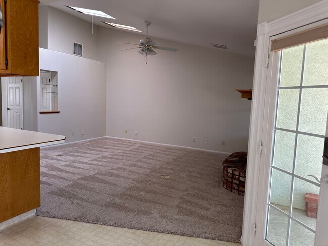 Foto del edificio - 4 bed, 2 bath home in desirable North West...