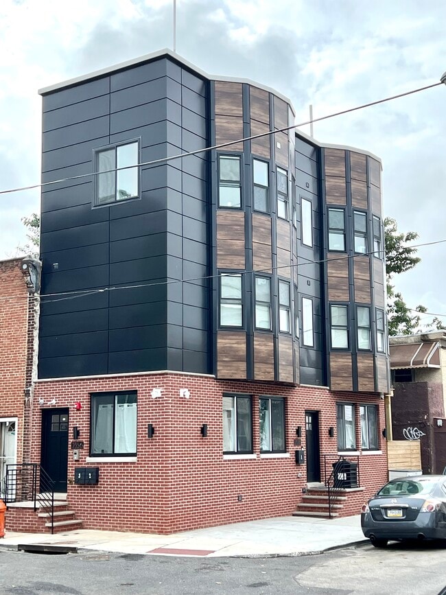 Building Photo - 2356 Gerritt St