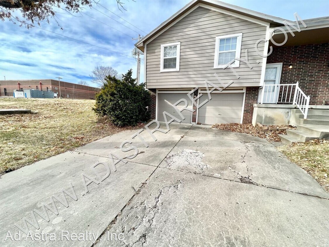 3 br, 2 bath House 1913 SW 6th St House Rental in Blue Springs, MO