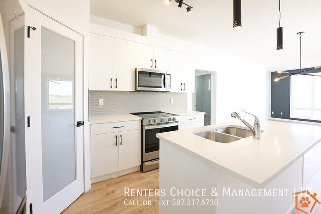 Photo du bâtiment - Pet Friendly Main Floor Suite with Fenced Yard