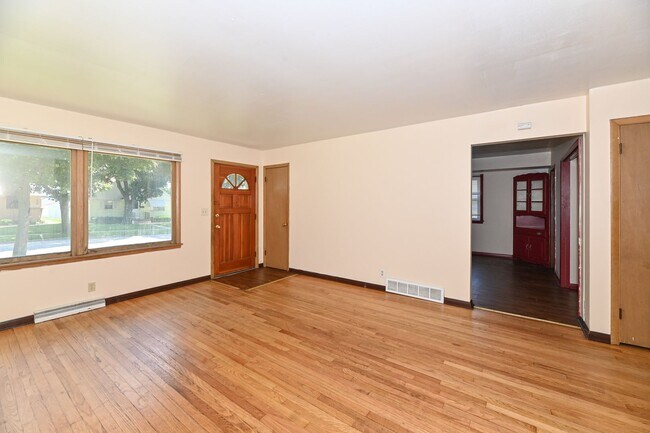 Building Photo - 3 Bedroom House