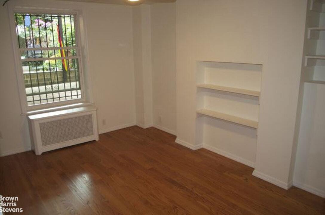 Building Photo - Spacious 1 BR Brownstone Garden Apt.