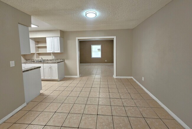 Foto del edificio - 6301 Breezewood St