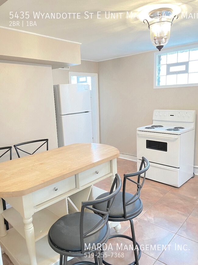 Building Photo - CHIC 2-BEDROOM/1BATH MAIN APARTMENT IN OLD...
