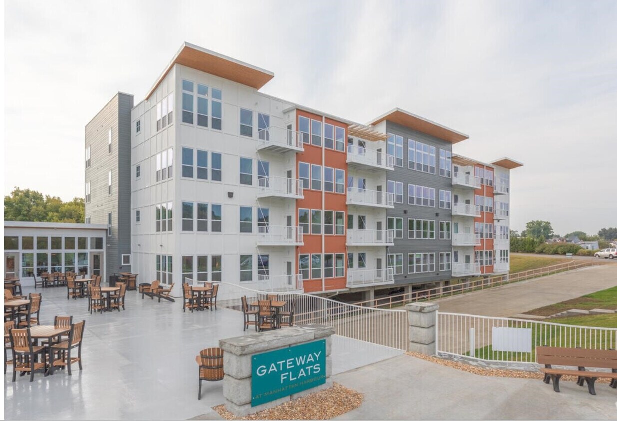 Foto principal - 256 Manhattan Blvd
