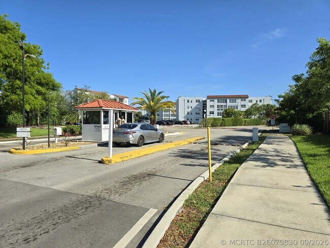 Building Photo - 2860 Somerset Dr