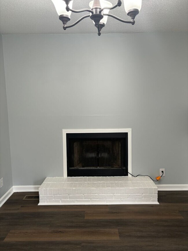 Building Photo - 682 Debbie Dr
