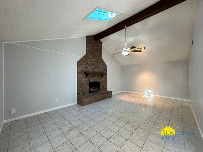 Building Photo - Charming 3 Bedroom Home with Sparkling In-...